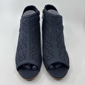 Easy Street WMNs Laser Cutout Dakota Sandals US 9 1/2 Heeled Side Zipper Buckle